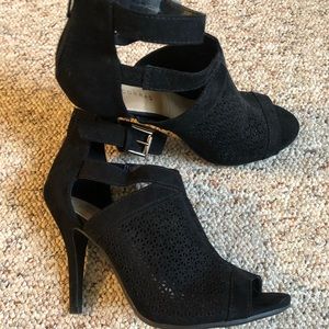 Black high heels shootie